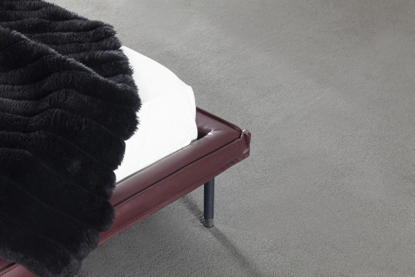 Täydellinen makuuhuoneen kalustesarja, johon kuuluu kaappi, yöpöydät ja sänky 4 osassa.