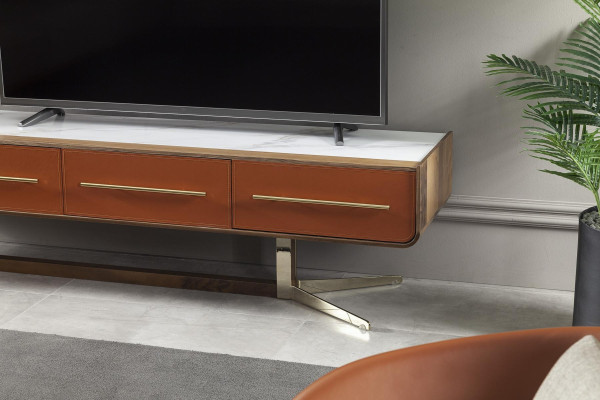 Oranssi teräksinen seinä-tv-hylly