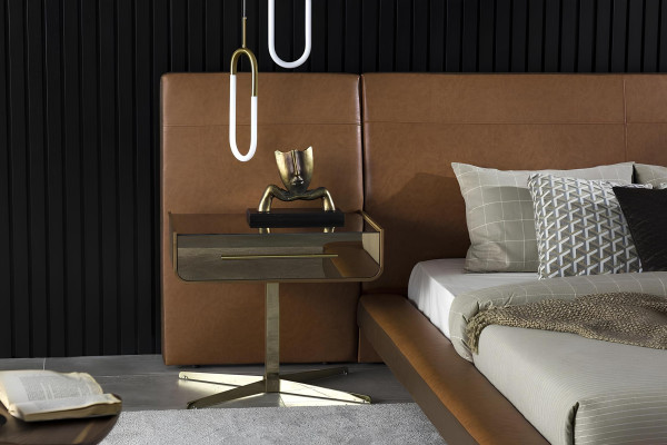 Makuuhuoneen sängyn suunnittelu kahdella ylellisellä lasiyöpöydällä