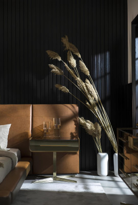 Makuuhuoneen sängyn suunnittelu kahdella ylellisellä lasiyöpöydällä