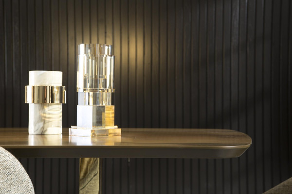 Ruokailuryhmä, jossa on puinen pöytä ja 4 tuolia