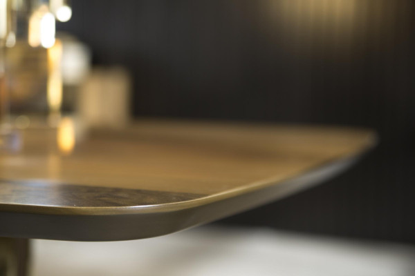 Ruokailuryhmä, jossa on puinen pöytä ja 4 tuolia