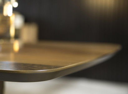 Ruokailuryhmä, jossa on puinen pöytä ja 4 tuolia