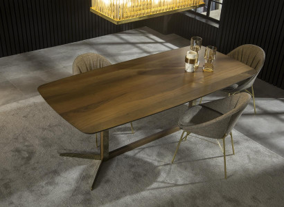 Ylellinen ruokapöytä teräspedoilla