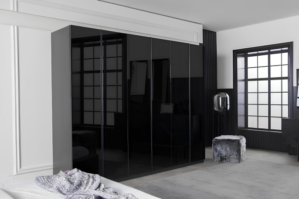 Mustat luksusmakuuhuonekalusteet, joissa on kaappi, lipasto ja yöpöydät 5 osaa.