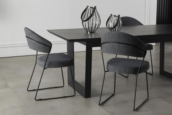 Mustan ruokapöydän setti, jossa on kaappi, tuolit ja ruokapöytä