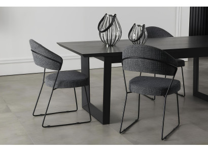 Mustan ruokapöydän setti, jossa on kaappi, tuolit ja ruokapöytä