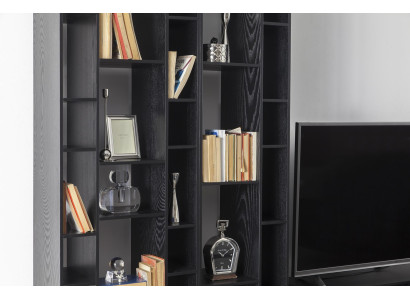 Mustat olohuoneen seinät, joissa on avoin säilytystila