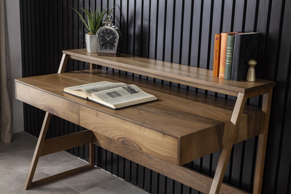 Uuden mukavan säilytystilan omaava ylellinen konsolipöytä puusta