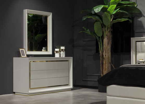 Moderni valkoinen lipasto peilillä ja säilytyslaatikolla