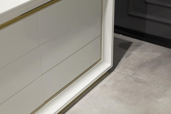 Moderni valkoinen lipasto peilillä ja säilytyslaatikolla