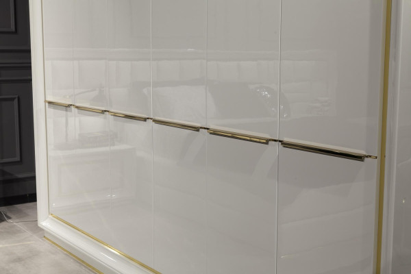 Moderni ja mukava valkoinen kaappi ylellisellä säilytystilalla