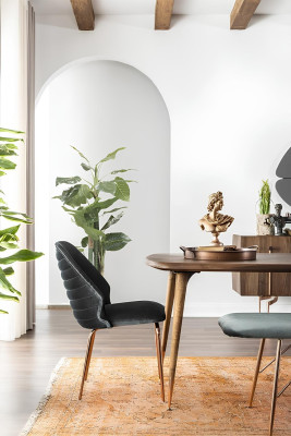 8-osainen ruokapöytäsetti ruskeilla tuoleilla