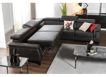 Mustasta nahkasohvaa, jossa on vuode-toiminto