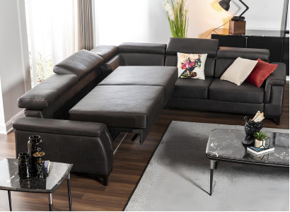 Mustasta nahkasohvaa, jossa on vuode-toiminto