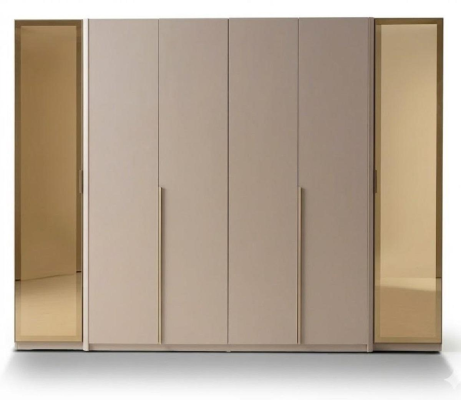 Beige luksusvuode kultaisilla yksityiskohdilla, moderni muotoilu, sängynpääty makuuhuoneeseen