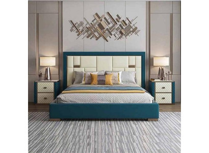 Ylellinen sininen sänky modernilla pehmustetulla päädyllä ja vaaleilla väreillä