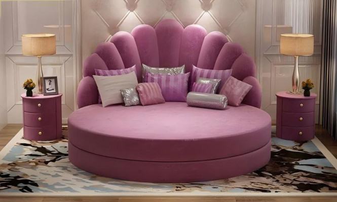 Tyylikäs pyöreä sänky valkoisena purppurakankaisella verhoilulla moderniin huoneeseen
