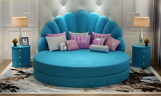 Tyylikäs pyöreä sänky valkoisena purppurakankaisella verhoilulla moderniin huoneeseen