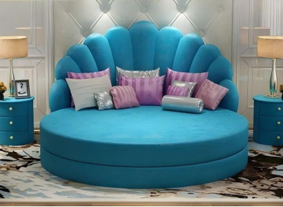 Tyylikäs pyöreä sänky valkoisena purppurakankaisella verhoilulla moderniin huoneeseen