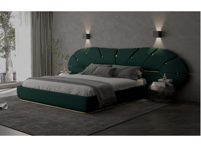 Ylellinen vihreä sänky kultaisilla tuuletinaksenteilla moderniin huoneeseen