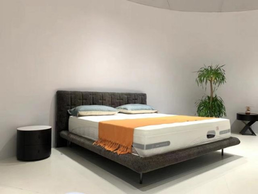 Moderni harmaa verhoiltu luksusvuode