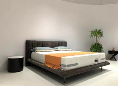 Moderni harmaa verhoiltu luksusvuode