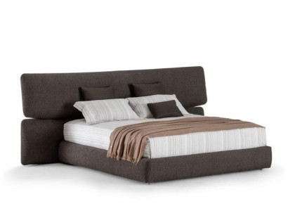 Moderni verhoiltu sänky ylellisestä mustasta materiaalista korkealla päädyllä