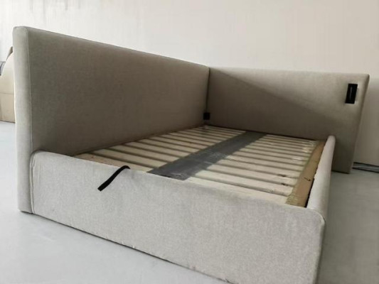 Beige verhoiltu sänky modernilla hotellityylillä, LED-valaistuksella ja ylellisellä päädyllä