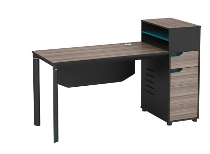 Ruskean puun vaikutuksella varustettu työpöytä, jossa on säilytystilaa ja kaapelihallinta toimistoon