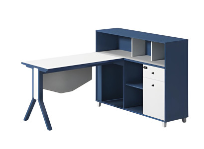 Sininen ja valkoinen työpöytä, jossa on säilytystilaa, avohyllyjä ja tyylikkäät jalat