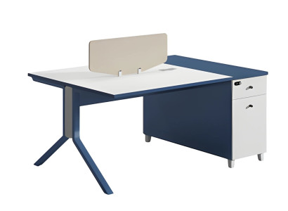 Sininen ja valkoinen työpöytä, jossa on toimiva säilytystila ja käytännöllinen jakopaneeli