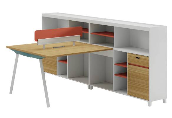 Moderni työpöytä säilytystilalla ja oranssilla hyllyllä