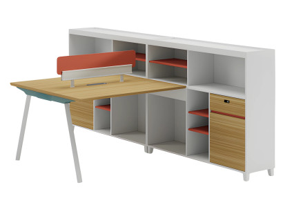 Moderni työpöytä säilytystilalla ja oranssilla hyllyllä