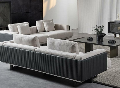 Ruskea kangas kalustesarja, jossa on pöytä ja sohvat