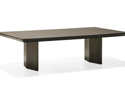 Tyylikäs ruskea puukahvila klassisessa tyylissä