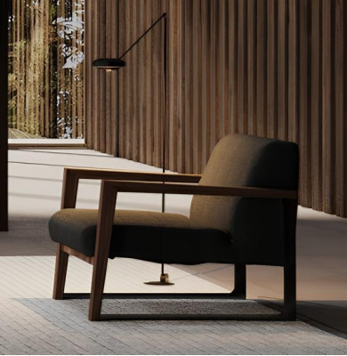 Moderni tyynyverhoiltu nojatuoli mukavaan huoneeseen