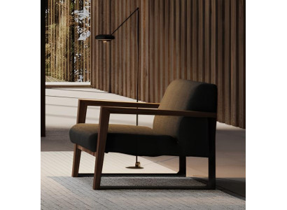 Moderni tyynyverhoiltu nojatuoli mukavaan huoneeseen