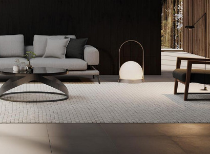 Sohva, jossa on nojatuoli mukavuusteknologiaa jokaisessa istuimessa