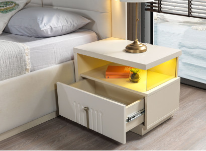 Moderni yöpöytä valaistuksella makuuhuoneeseen