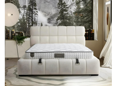 Tyylikäs sininen sänky tekstiili- ja puupatjalla