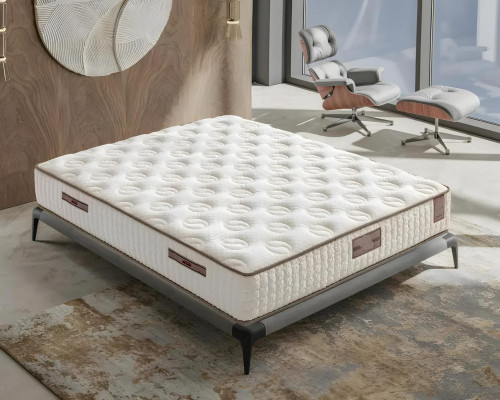 Tyylikäs valkoinen sänky modernilla patjalla