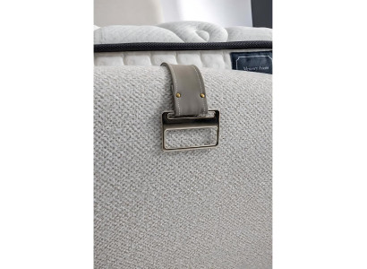 Moderni valkoinen sänky tekstiili- ja puupatjalla