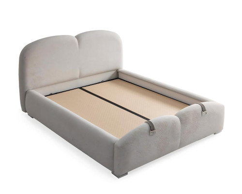 Moderni valkoinen sänky tekstiili- ja puupatjalla