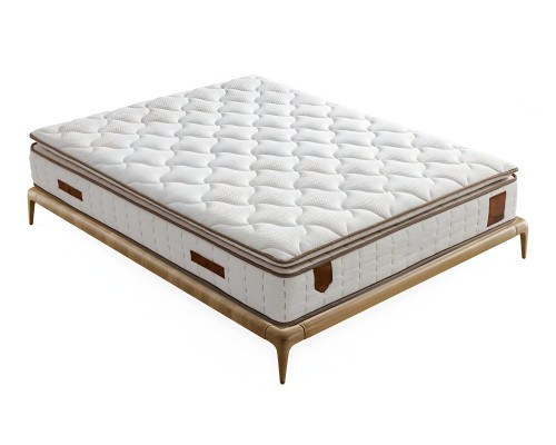 Tyylikäs valkoinen sänky modernilla patjalla