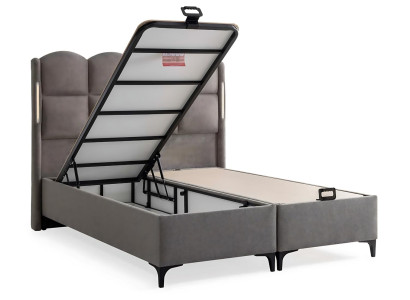 Harmaa sänky, jossa tekstiili- ja puupatja, moderni muotoilu