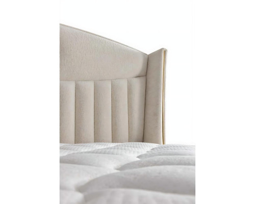 Tyylikäs sänky vaaleanbeigellä tekstiili- ja puupatjalla