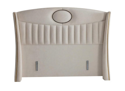 Tyylikäs sänky vaaleanbeigellä tekstiili- ja puupatjalla