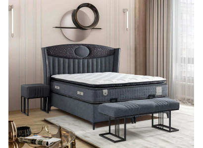 Tyylikäs harmaa sänky tekstiili- ja puupatjalla