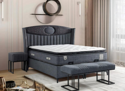 Tyylikäs harmaa sänky tekstiili- ja puupatjalla